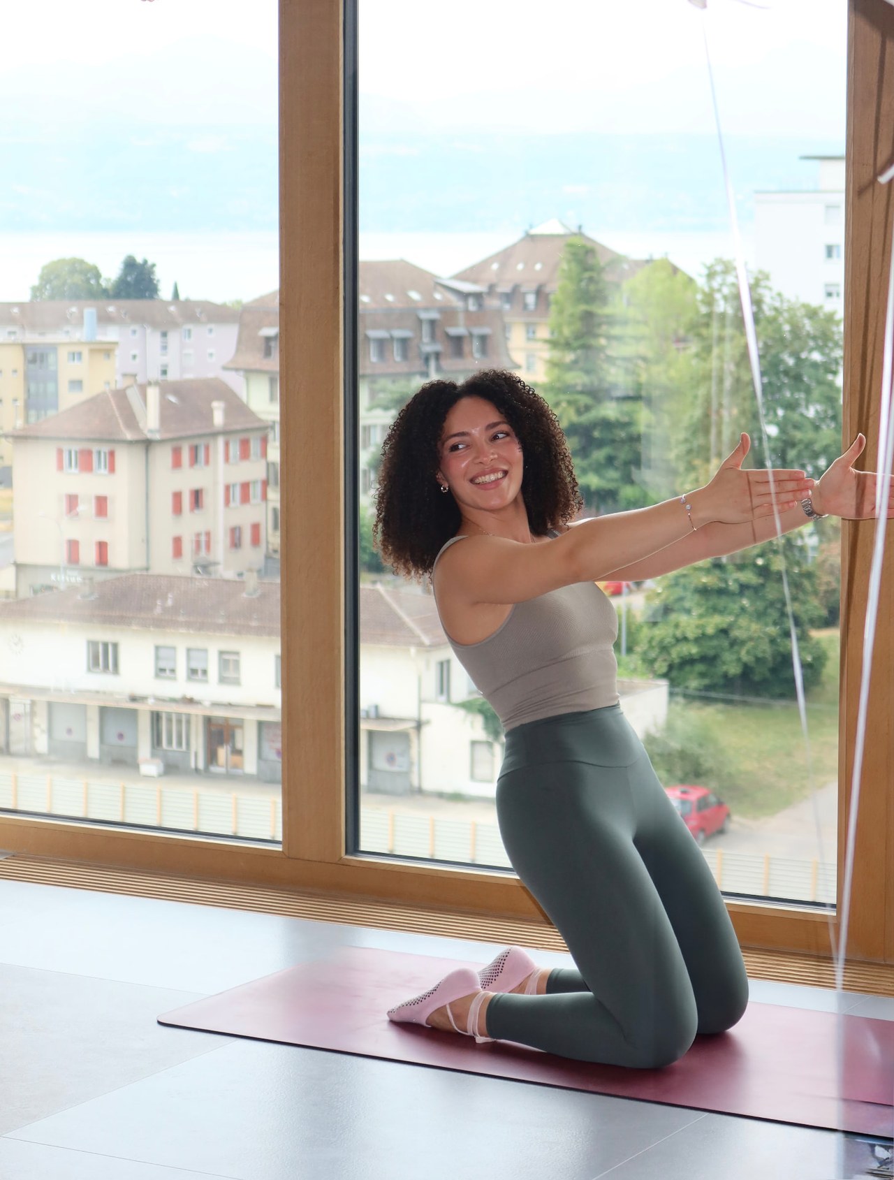 Khedija dans le studio lumineux de Pilates Therapy